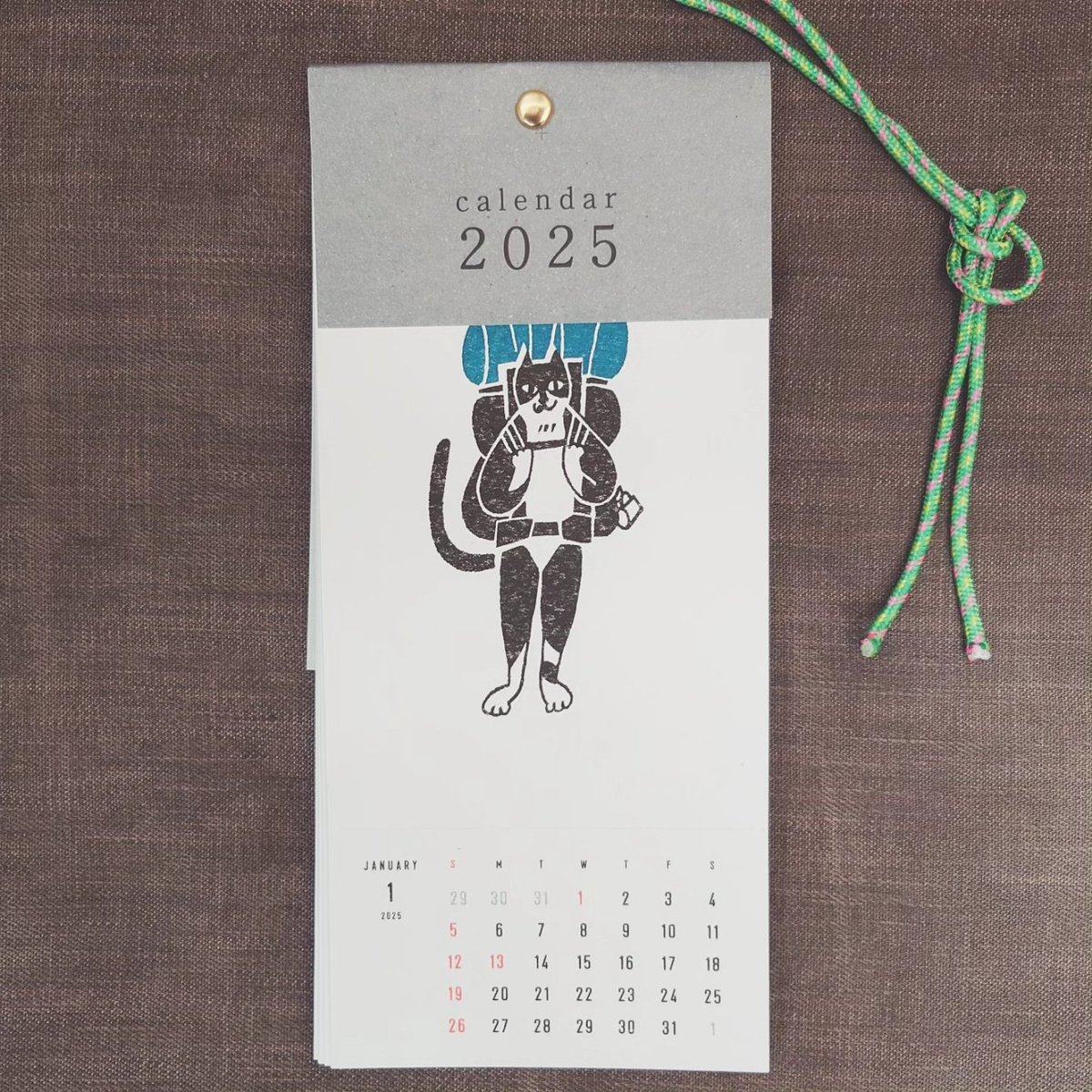 eurekabookstor1's tweet image. 今年も
大人気isado design さんの
2025カレンダー入荷しました

見てくださいこの紐の色
絵のモチーフと相まって
山っぽい感じがあって良いです
挿絵の方もカムイ感あって素敵
オープンされたばかりの
鶴川のTHE DAY 
でも購入出来ますが書店Eurekaでも
扱っております。

#theday #isadodesign