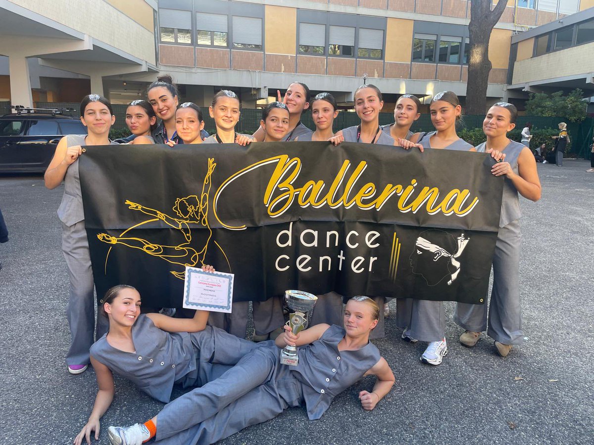 JChibaudel's tweet photo. En Pré-professionnel #Danse #Roma « Brainstorming » a fait flotter a #Bandera sur le toit de #Europe en remportant la finale💪
1 groupe de 14 filles transformé par leur Coach @PiazzoliLara en 1 #Équipe capable de se surpasser #Mentalement #Techniquement = parcours exceptionnel ⤵️ https://t.co/DJrzXSAnWd