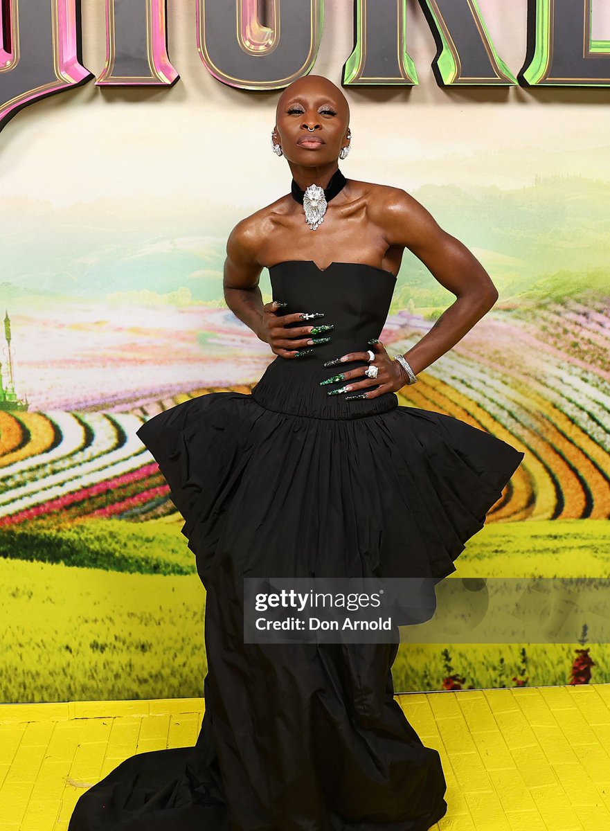 asfilms_'s tweet photo. Cynthia Erivo luce espectacular en la Premiere de 'Wicked' en Sydney. https://t.co/uCJR88kUwM