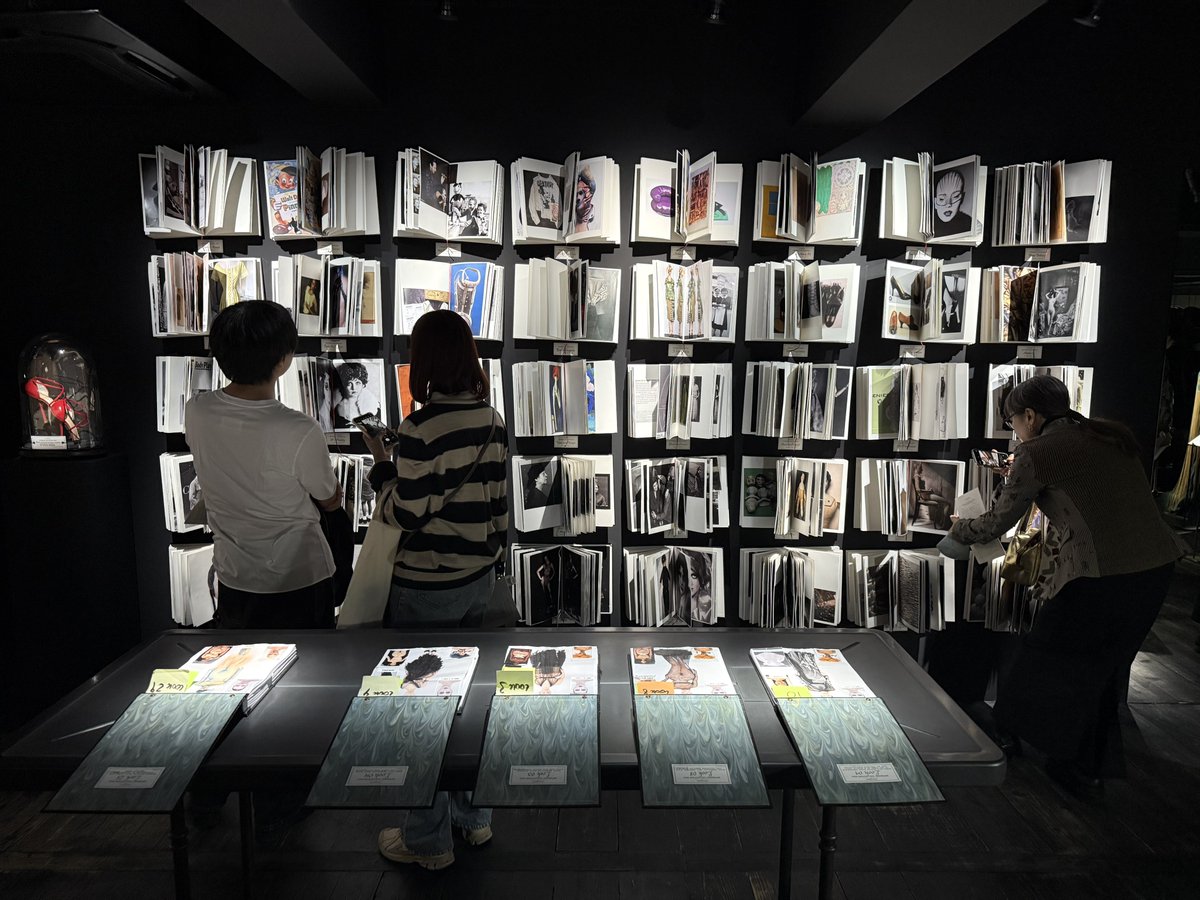 colorlounge's tweet photo. Installation noire et névrotique - et pourtant géniale - de John Galliano à la maison Margiela à Ebisu pour la collection 2024.
À voir jusqu’au 24 novembre ! (Réservation fortement recommandée)
#Tokyo #Brassai #fashion https://t.co/3zdueeuxRk