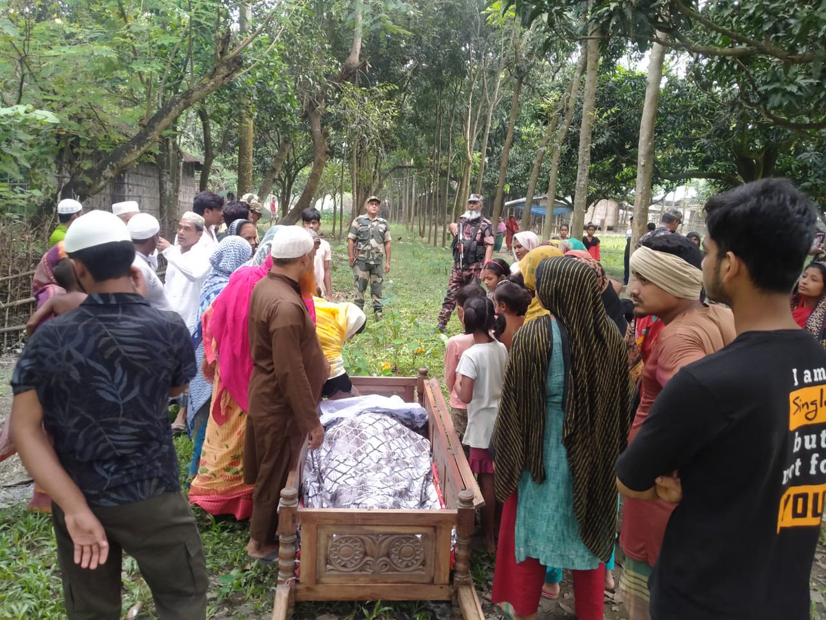 BSF_SOUTHBENGAL's tweet photo. 02.11.2024
On humanitarian ground,Troops of BOP-Churiantpur @BSF_SOUTHBENGAL made arrangements at International Border of Dist-Malda(WB) to have last glimpse of mortal remains of an Indian mother to her daughter,who hail from Bangladesh.
#HumanityFirst
#DutyBeyondBorders https://t.co/Xcoc0Qzc7T
