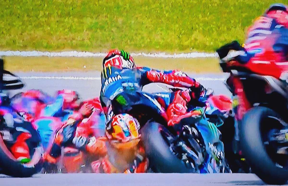 zHenjo99's tweet photo. Max incidente in #MalaysianGP al 1°giro

Immagine molto brutta e bandiera rossa.
I piloti coinvolti sono acciaccati ma sono coscienti. #MotoGP #3Novembre https://t.co/hZkZkDoekV