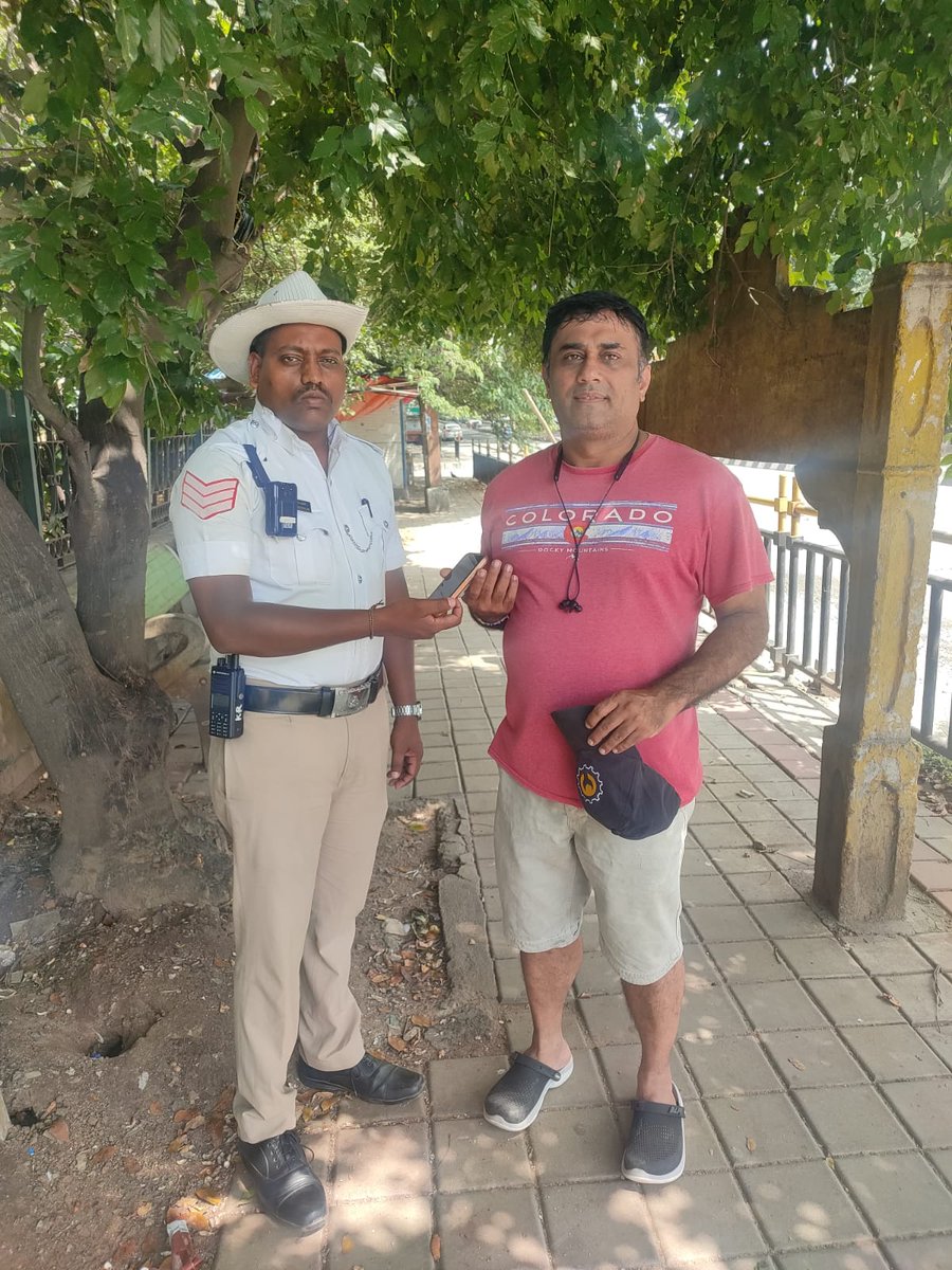 HALASURU GATE TRAFFIC BTP (@hgatetrafficps) on Twitter photo ಹಲಸೂರು ಗೇಟ್ ಸಂಚಾರ ಪೊಲೀಸ್ ಠಾಣೆ ವ್ಯಾಪ್ತಿಯ ಕೆ.ಆರ್.ಸರ್ಕಲ್ ನಲ್ಲಿ ಪ್ರವೀಣ್ ಹೆಚ್.ಸಿ-11602 ರವರಿಗೆ ಐಫೋನ್ ಮೊಬೈಲ್ ಸಿಕ್ಕಿದ್ದು,, ವಾರಸುದಾರರನ್ನು ಪತ್ತೆ ಹಚ್ಚಿ ತಲುಪಿಸಿರುತ್ತಾರೆ.🙏🙏 <a href="/CPBlr/">CP Bengaluru ಪೊಲೀಸ್ ಆಯುಕ್ತ ಬೆಂಗಳೂರು</a> <a href="/DCPTrWestBCP/">DCP TRAFFIC WEST</a> <a href="/acpcentraltrf/">ACP CENTRAL TRAFFIC BTP</a> <a href="/NewsFirstKan/">NewsFirst Kannada</a> <a href="/publictvnews/">PublicTV</a> <a href="/meragav_merades/">mera gav mera desh</a> ಹಲಸೂರು ಗೇಟ್ ಸಂಚಾರ ಪೊಲೀಸ್ ಠಾಣೆ ವ್ಯಾಪ್ತಿಯ ಕೆ.ಆರ್.ಸರ್ಕಲ್ ನಲ್ಲಿ ಪ್ರವೀಣ್ ಹೆಚ್.ಸಿ-11602 ರವರಿಗೆ ಐಫೋನ್ ಮೊಬೈಲ್ ಸಿಕ್ಕಿದ್ದು,, ವಾರಸುದಾರರನ್ನು ಪತ್ತೆ ಹಚ್ಚಿ ತಲುಪಿಸಿರುತ್ತಾರೆ.🙏🙏 <a href="/CPBlr/">CP Bengaluru ಪೊಲೀಸ್ ಆಯುಕ್ತ ಬೆಂಗಳೂರು</a> <a href="/DCPTrWestBCP/">DCP TRAFFIC WEST</a> <a href="/acpcentraltrf/">ACP CENTRAL TRAFFIC BTP</a> <a href="/NewsFirstKan/">NewsFirst Kannada</a> <a href="/publictvnews/">PublicTV</a> <a href="/meragav_merades/">mera gav mera desh</a>