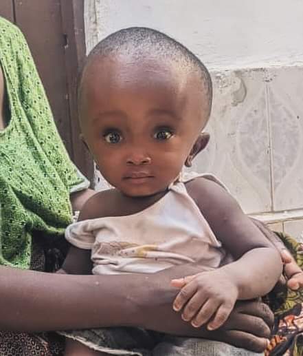 PolycarpMDM's tweet photo. Naitwa Veronica Alphonce (27) mkazi wa Kipawa, DSM. Mwaka 2022 nilifunga ndoa bwana Lawrence John na tukaishi kama mume na mke. Aprili Mwaka 2023 nikiwa na mimba ya miezi 8, mume wangu alianguka bafuni na kujigonga sehemu ya nyuma ya kichwa kwenye sakafu. Tulimkimbiza hospitali lakini akawa amepoteza maisha.

Mwezi mmoja baadae nilijifungua mtoto wa kike na kumpa jina Clarence ambalo baba yake alikua amelipendekeza kabla ya kifo chake. Bahati mbaya mwanangu alizaliwa na tatizo la kichwa kikubwa (Hydrocephalus). Madaktari walisema maji yanayojulikana kitaalamu kama (cerebral spinal fluid) yamezidi kwenye ventrikali (ventricles) au nafasi zilizo wazi (cavities) kwenye ubongo.

Matibabu yake ni kufanyiwa upasuaji wa kuwekewa mpira maalumu utakaohamisha maji kichwani ili yaende kwenye mzunguko wa damu, external ventricular drain (EVD). Gharama za upasuaji huo ni 2M lakini nilishindwa kuzimudu kutokana na hali ngumu ya maisha baada ya kifo cha mume wangu.

Mimi Najishughulisha na kilimo cha tembele ambacho kinatosheleza mahitaji ya kula tu mimi na mwanangu. Kutokana na kukosa huduma kichwa chake kimekua kikiongezeka ukubwa kila siku. Pia amekua mtu wa kulia mara kwa mara, kushindwa kunyonya vizuri, utosi kuvimba na kupata degedege. Naomba watanzania wanisaidie mwanangu aweze kufanyiwa upasuaji ili nisimpoteze kama nilivyompoteza baba yake.

#MyTake:
Kwanza nawashauri akina mama tumieni Folic Acid mkiwa wajawazito. Tatizo la kichwa kikubwa (Hydrocephalus) na lile la mgongo wazi (Spina bifida) kwa kiasi kikubwa yanachangiwa na ukosefu wa folic acid wakati wa ujauzito.

Pili tujipe masaa 12 tu ya kuokoa maisha ya mtoto Clarence. Ifanye sadaka yako ya kumshukuru Mungu kwa ajili ya mwezi Novemba iwe maalumu kuokoa maisha ya Clarence. M-PESA #0752581983, Tigopesa #0719744954, CRDB #0150633516500, NMB #24110012109 Gifted Hearts Foundation. #RudishaTabasamu #LetLoveLead
