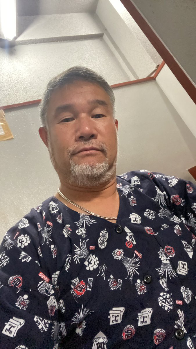 仁坊早よ着き過ぎた😅まだカフェ営業中😁今夜も忙しい事祈ります🙏てか、昨日の堂山六尺男児の影響凄かったんかな？去年初めて参加？してんけど大盛況やったからさ😊いい男もわんさか居てたし😊昨日は夜勤で睡魔と戦ってたわ😅とりあえずエレベーター前の階段で待機中😆