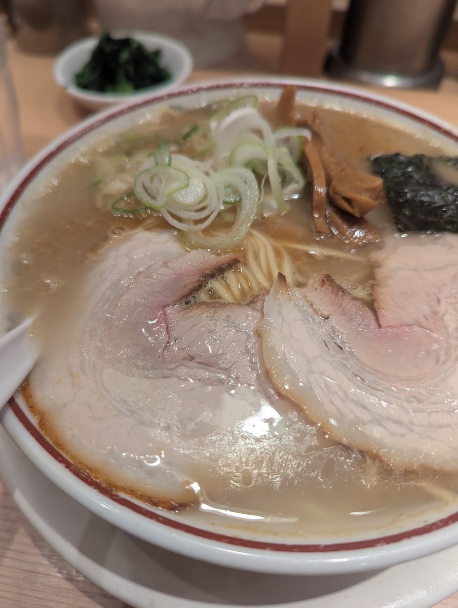 cocoa_tweets's tweet photo. 東京駅ラーメンストリートの濃厚とろりそば。煮干ガツン！のスープはいつもながらおいしいんだけど、麺変わった？前はもう少し加水率低い中細丸麺だったような？？今は中細平打麺。
気のせいかなー…気になって、夜も７時間位しか寝れない…
#東京駅ラーメンストリート
#東京煮干ラーメン玉 https://t.co/jdmOsBKjES