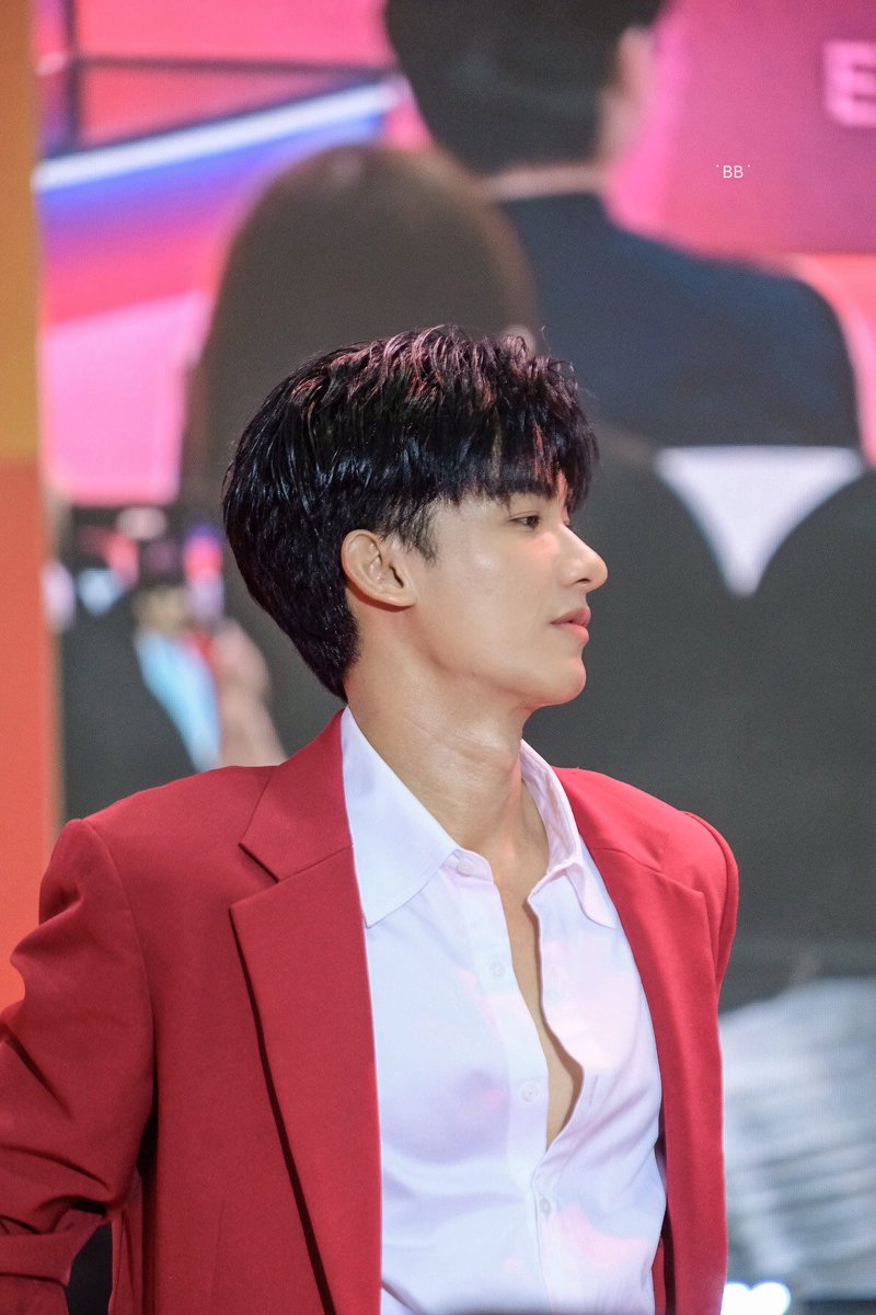 All_Tay_tawan_V's tweet photo. ถูกโฉลกกับสีแดงปะ สีแดงมาแรงนะช่วงนี้
@tawan_v #Tawan_V
#PTMaxCardPlusLive
#BonchonxTayNew
#MakroHoReCaxTay https://t.co/PeaiKW1fXP