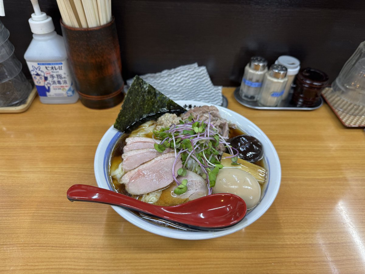 半ざわ さんにて

鴨出汁ラーメン

美味しいっすわ！
ホントに。
肉沢山なのがすごく嬉しかったりする。
鴨系のお店って美味しいけど、鴨チャーちょっとみたいなところだったり、そもそも無いよ！ってところもあるから意外にこれが嬉しかったりする。

スープも飲みやすくてよかった！