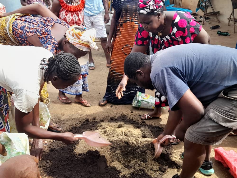KobenaStephane's tweet photo. Mission de démonstration des techniques de production selon les méthode d'agriculture urbaine et de permapotager.@DonaldAkoutey1 @francescaDM_EU @Uwerauganda @BrutAfrique https://t.co/0ZS1RwfJ9h