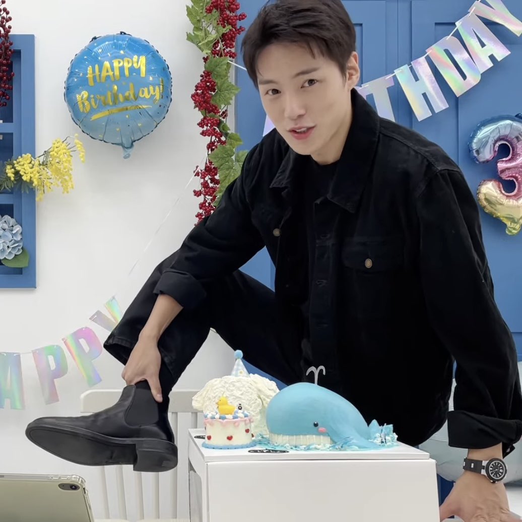 하루종일 골랏다더니..
옷 하나하나 다 뜯어서 보여주는거 너무웃겨
진짜친절하다