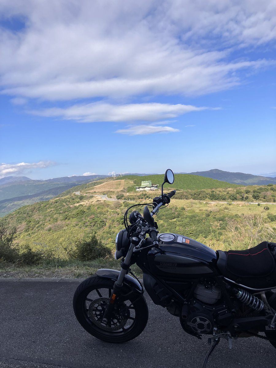 GunjiAmane's tweet photo. 真鶴でハンバーガーを食べて、湯河原から椿ライン、ターンパイクを通り、バイカーズパラダイスの前を通って、熱海峠から伊豆スカイラインを走ってきました！

湯河原パークウェイは通行止め。
椿ラインは落石や泥や枝など走りにくかったです。

#DUCATI
#Scrambler
#Sixty2
#ドゥカティスクランブラー https://t.co/bGJm1Si3oj