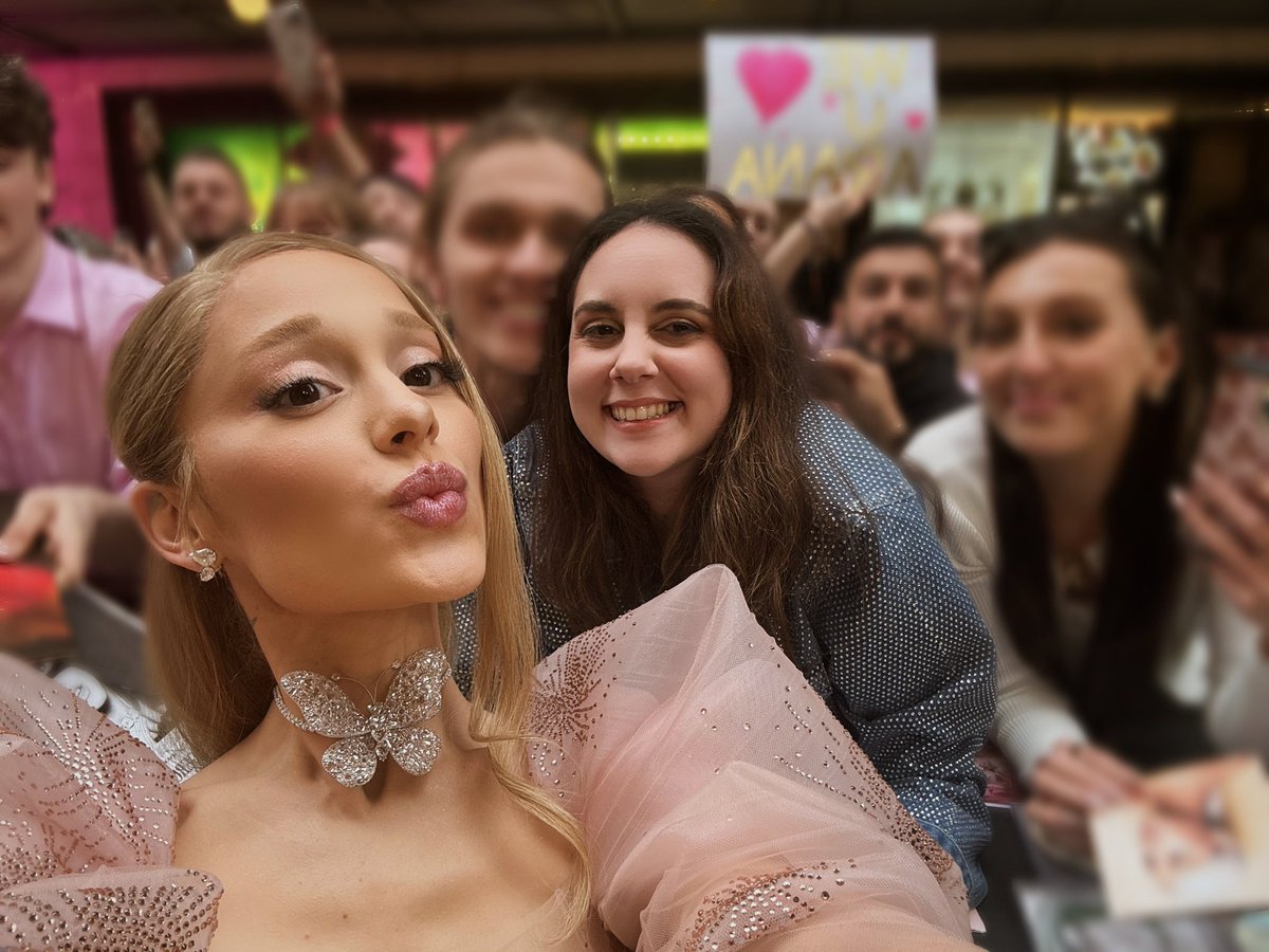 JuliaPurple1997's tweet photo. With the dangerous queen herself… Miss Ariana Grande at the first Wicked Premier  in Sydney!! Welcome to Oz💚💖 https://t.co/sFu78Ggtgn