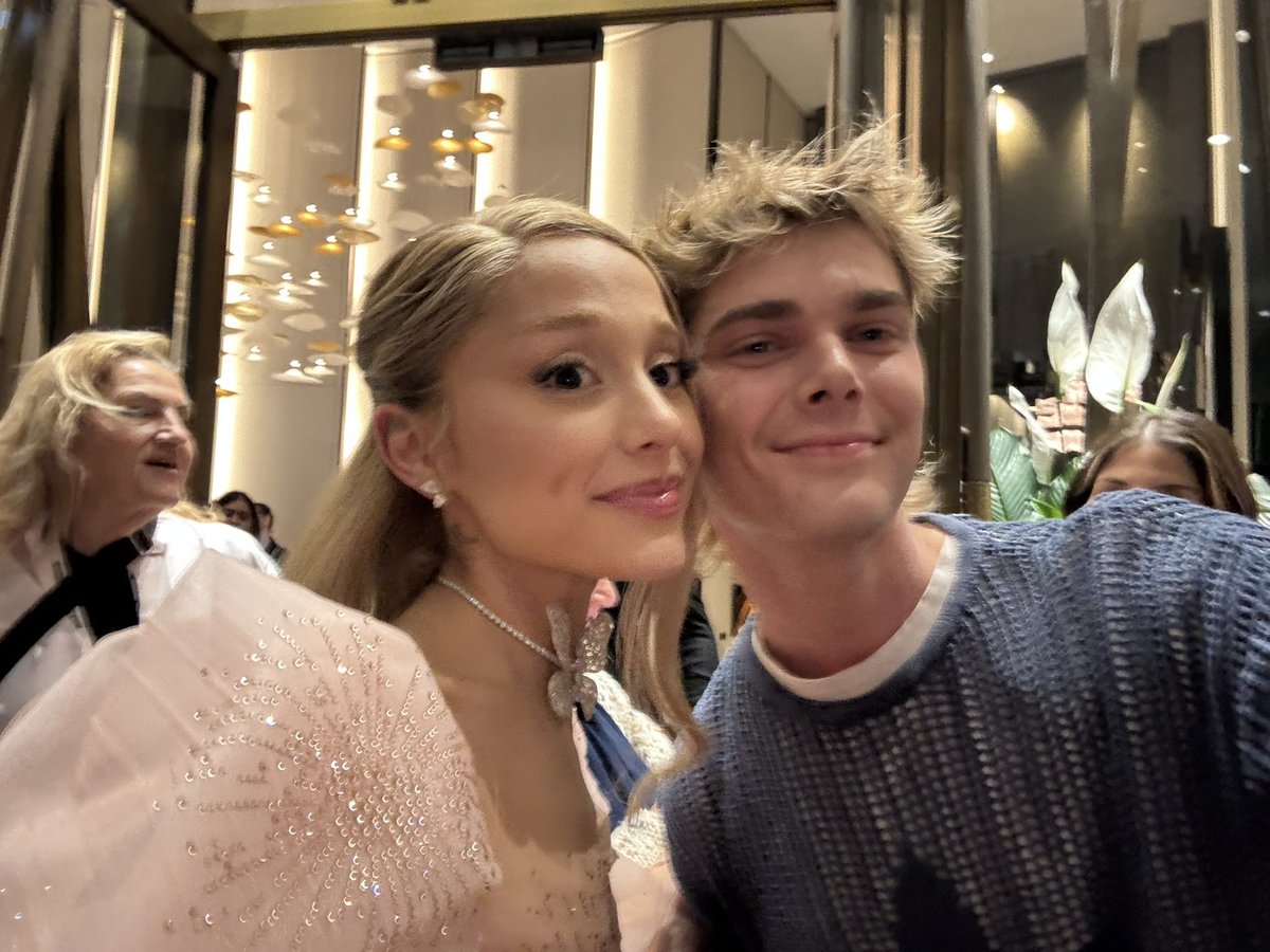idkitsben's tweet photo. I just met Ariana and got the jankiest signature but it’s beautiful to me 🥺 https://t.co/mM6GyODaQI