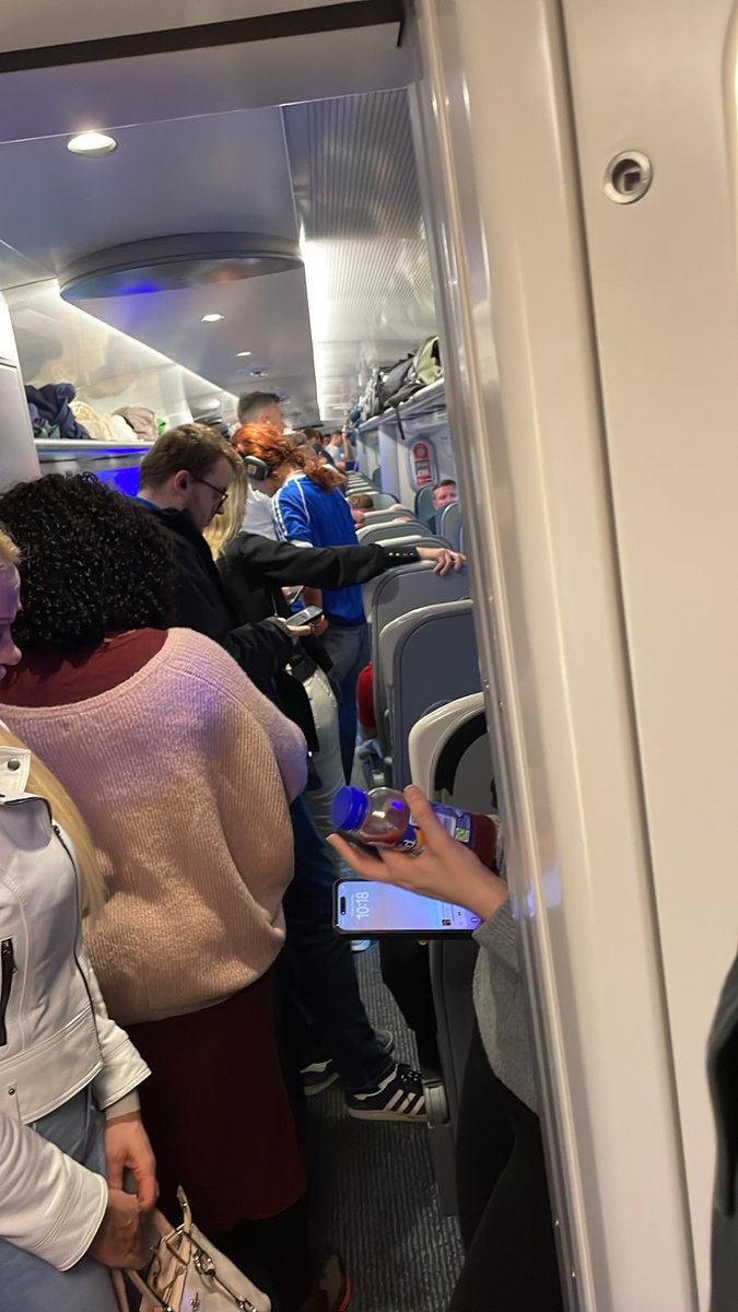 ⁦<a href="/AvantiWestCoast/">Avanti West Coast</a>⁩ 09:52 to Manchester from Euston