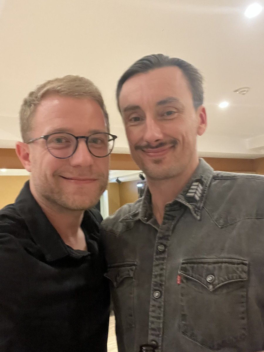 Tellement heureux de voir <a href="/BonneAubergeJDR/">La Bonne Auberge</a> porter le JDR de cette manière. J’étais tellement ému de voir mon loisir de cœur représenter de cette manière 🥹❤️
Merci @Roudebarbe et <a href="/LucienMaine/">Lucien Maine</a>, j’avais les larmes. Et partager ce moment avec les copains étaient fou ❤️❤️