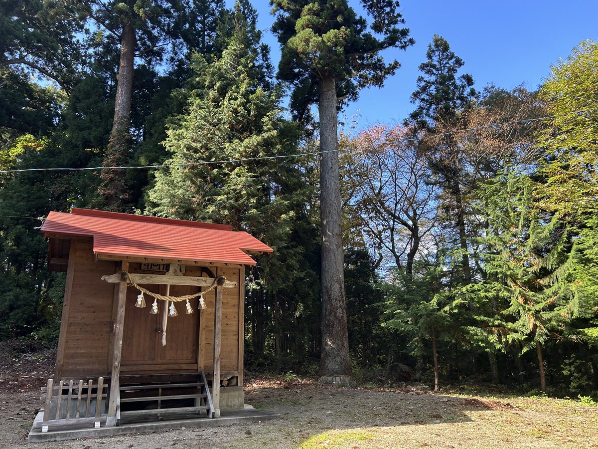2929daimon's tweet photo. なかなか厳かな雰囲気の神社
今の時期は紅葉の為か渋滞してて疲れた‥
これで宮城の刻印コンプリート!
また増えてくれると良いな〜
#疾風巡拝 #刻道守 #荒川雄神社
#vn2000 https://t.co/7b8mSYSnrp