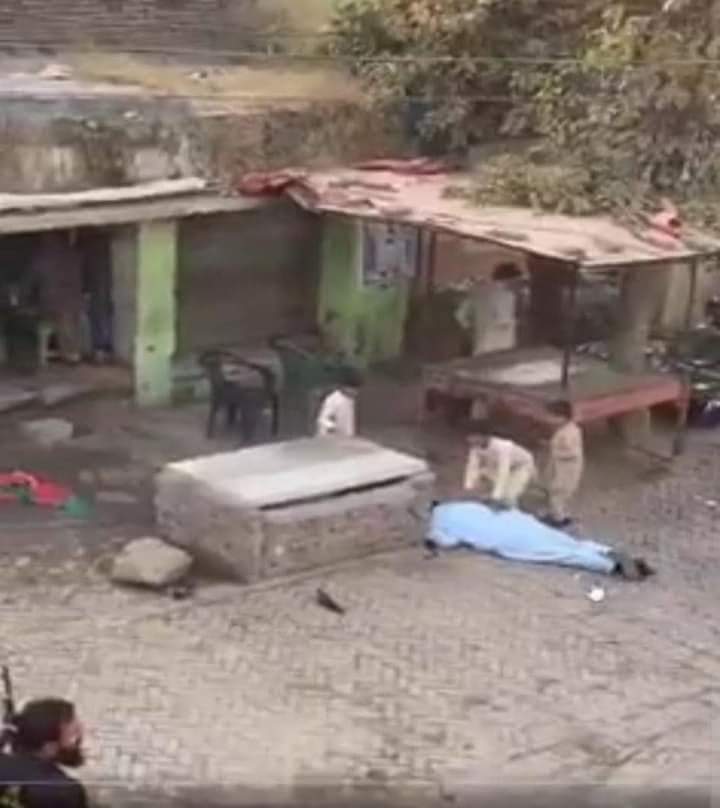 آج کے دن دو سال پہلے جب خان صاحب پر قاتلانہ حملہ ہوا تو سب سے پہلی گولی معظم کو لگی تھی جس میں وہ شہید ہوگیا۔ معظم کے ساتھ چھوٹے چھوٹے بچے بھی تھے، جو تصویر میں باپ کی لاش کے ساتھ کھڑے نظر آرہے ہیں۔

آج کے دن اس عظیم انسان کو مت بھولیں اور اپنی دعاوں میں ضرور یاد رکھیں 💔