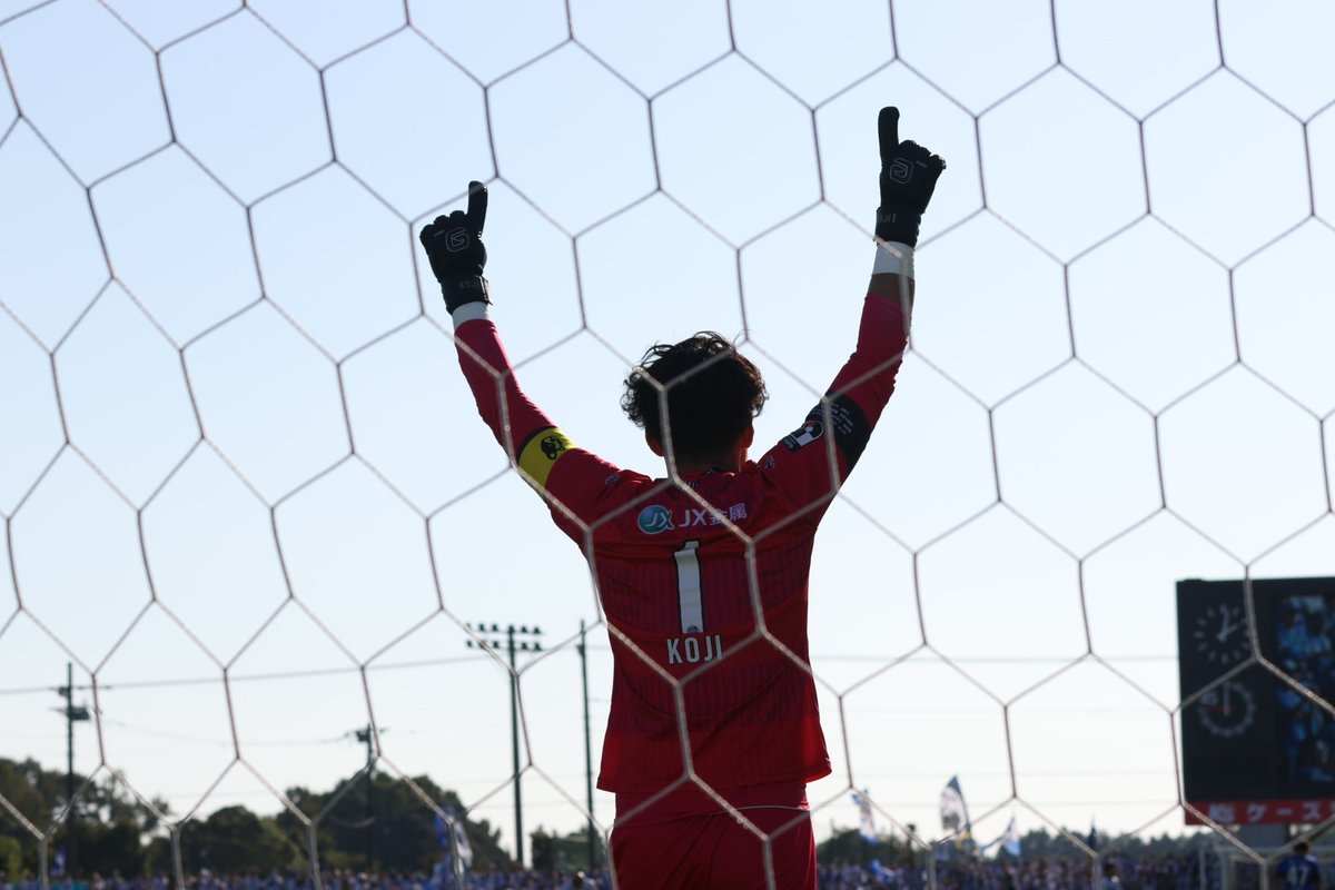 hollyhock_staff's tweet photo. ありがとう、本間幸司。
この後「本間幸司引退セレモニー」です。

その背中と 勇気を見た。
その背中と 涙を見た。
その背中と 勝利を見た。
その背中と 夢を見た。
共にあった未来に幸あれ。

その背中に 勇気を見た。
その背中に 涙を見た。
その背中に 勝利を見た。
その背中に 夢を見た。
水戸のゴールを司った26年。

現役最後のホームでの姿を
目に焼き付けてください。

セレモニーの様子は #DAZN でも中継予定📺
👉https://t.co/YSwmij2ZMX
#水戸ホーリーホック
