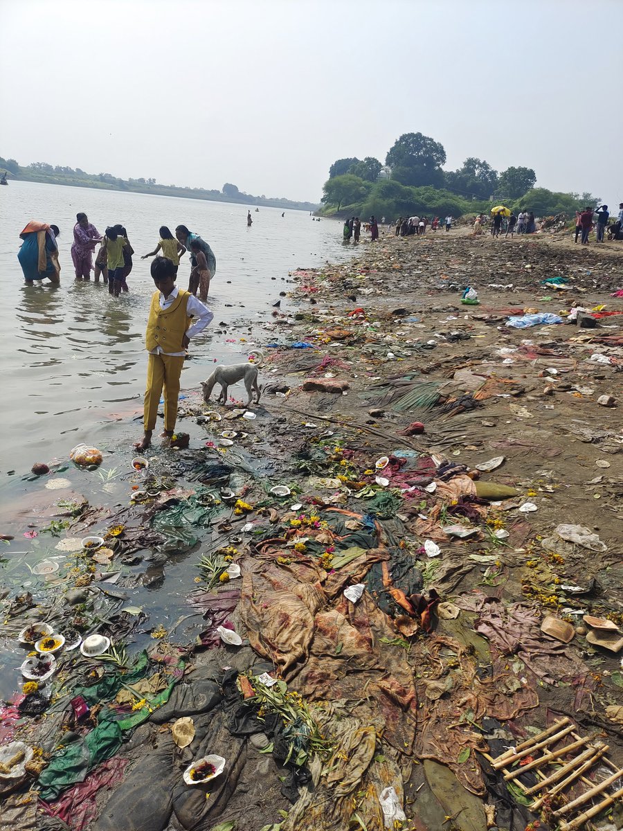 aditya_telkar23's tweet photo. Looks like the govt and people both have normalised this. #gangapur #sangam https://t.co/dlVn7n1p71