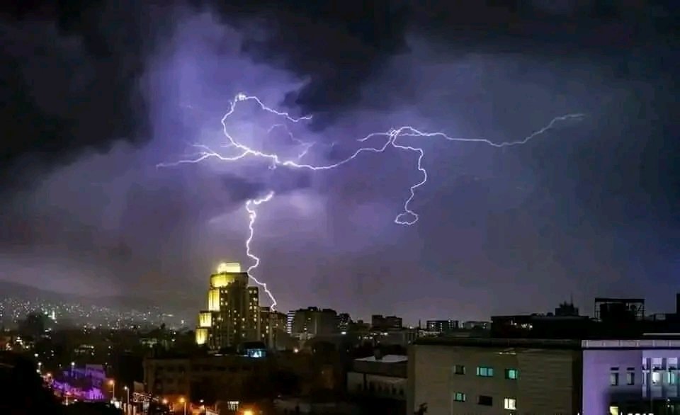 اللمع والبرق 🌩️⛈️
 يزين سماء دمشق ليلة أمس