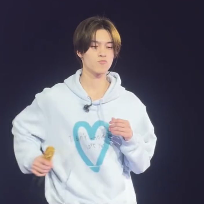 HENGC0RE's tweet photo. #HENDERY Bangkok Soundcheck Day 2 

our cute and cool hendery catching his mic 🩵

#WayV_ONTHEWay_in_BANGKOK
#WayV_ONTHEWay_in_BANGKOK_DAY2 https://t.co/crztpIpnVP
