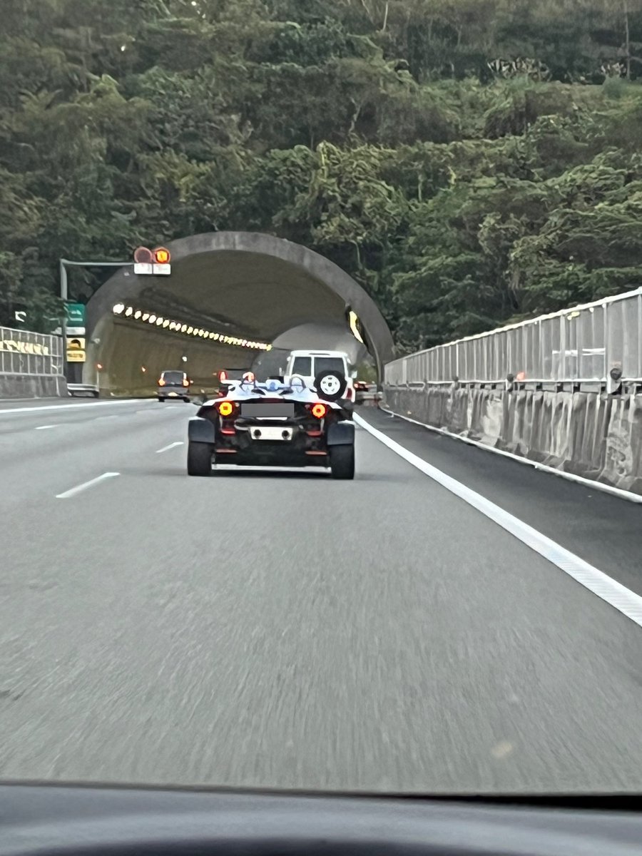盗撮ごめんすぎるんだけどビビっちゃった、これすごい、ベース車両何使ったん、なんにでも見えるからマジでわからん

オープンだったからロスタ……？？