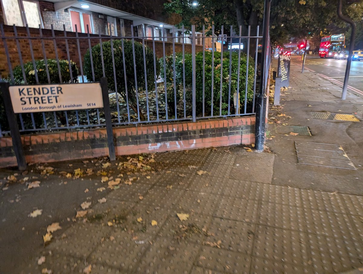 LondonHCblog's tweet photo. Street furniture / traffic lights Old Kent Road, Kender Street Junction.
#Whiteguy, #Ginger, #Beard, approx 5ft9, #Greencap #Bluecoat, #Greytrousers #whitesocks #blacktrainers
Do you recognise the tag? Do you know the tagger? #yelllowtag
@MPSLewisham
@LewishamCouncil https://t.co/Y1zVbxSEO0