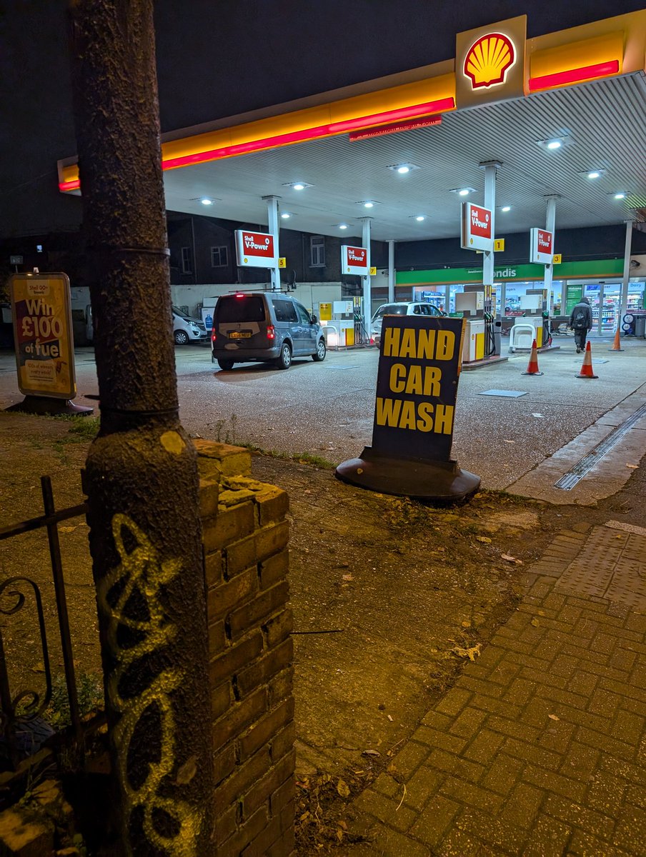 LondonHCblog's tweet photo. Halloween tagger strikes again lamp post Shell Garage Old Kent Road.
#Whiteguy, #Ginger, #Beard, approx 5ft9, #Greencap #Bluecoat, #Greytrousers #whitesocks #blacktrainers
Do you recognise the tag? Do you know the tagger? #yelllowtag
@lb_southwark @MPSSouthwark https://t.co/WuWV2jcc0B