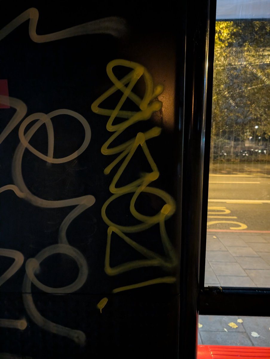 LondonHCblog's tweet photo. Bus stop D near Bryant Street, Old Kent Rd.
#Whiteguy, #Ginger, #Beard, approx 5ft9, #Greencap #Bluecoat, #Greytrousers #whitesocks #blacktrainers
Do you recognise the tag? Do you know the tagger? #yelllowtag
@MPSLewisham @LewishamCouncil @TfL @BTP https://t.co/4cwZGFlZRu