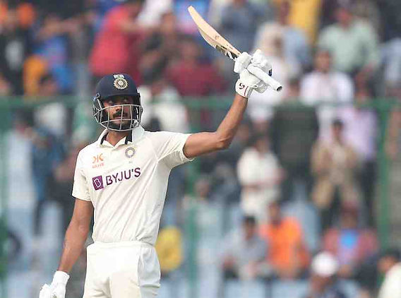 wwasay's tweet photo. Abe GG yeh zillat 2023 mein he miljati agar Axar Patel (sher) tests mein runs na banata... Mere larke ko drop kar ke haar he milegi.. T20 World Cup final ka hero #AxarPatel  #INDvNZ https://t.co/J0vDZAGO6y
