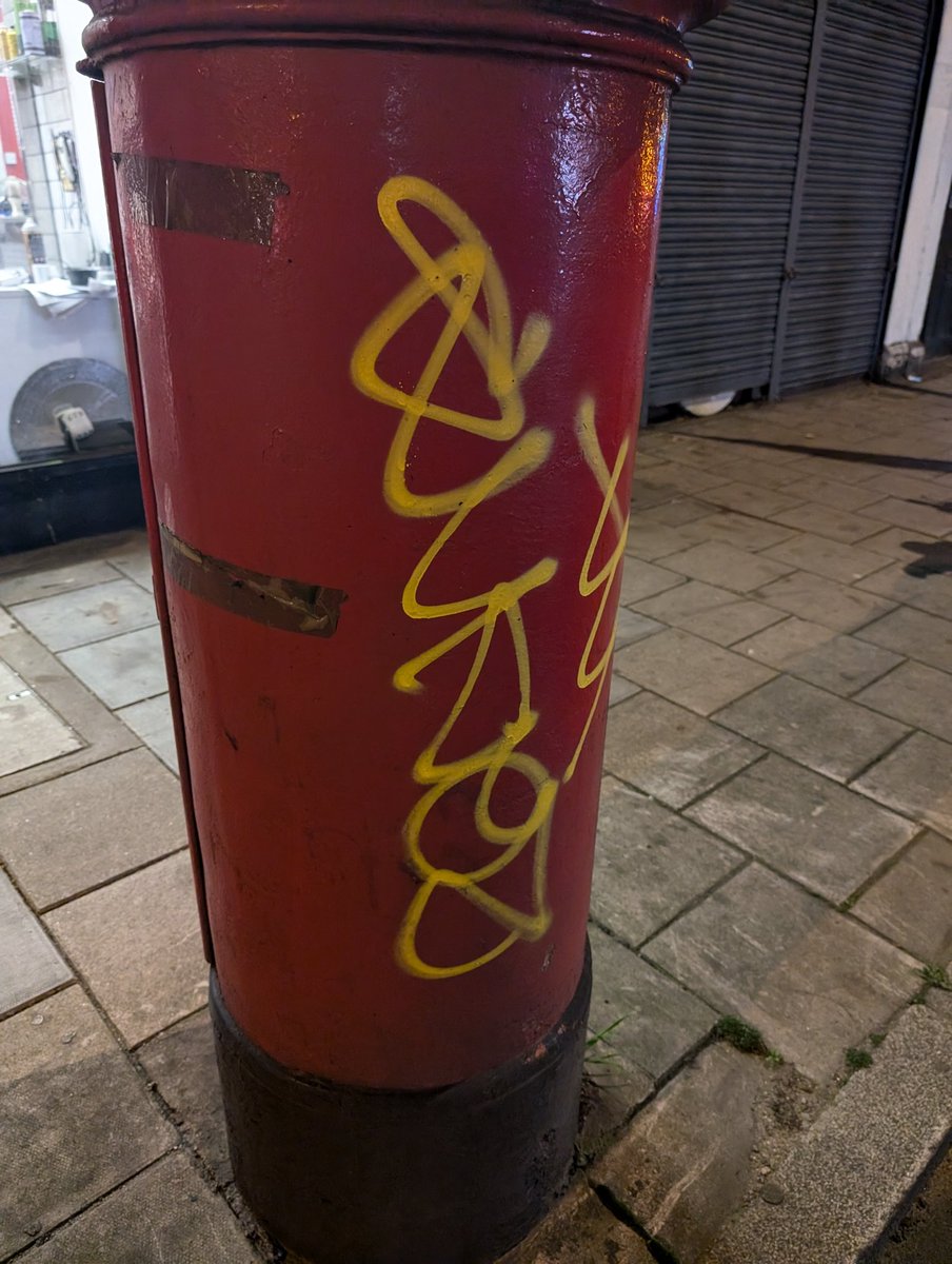 LondonHCblog's tweet photo. Red post box near 884 Old Kent Road. #Yellowtag 31.10.24
Caught in the act. Halloween
#Whiteguy, #Ginger, #Beard, approx 5ft9, #Greencap #Bluecoat, #Greytrousers #whitesocks #blacktrainers
Do you recognise the tag? Do you know the tagger?
@MetCC @RoyalMail https://t.co/6GNehoW0kd