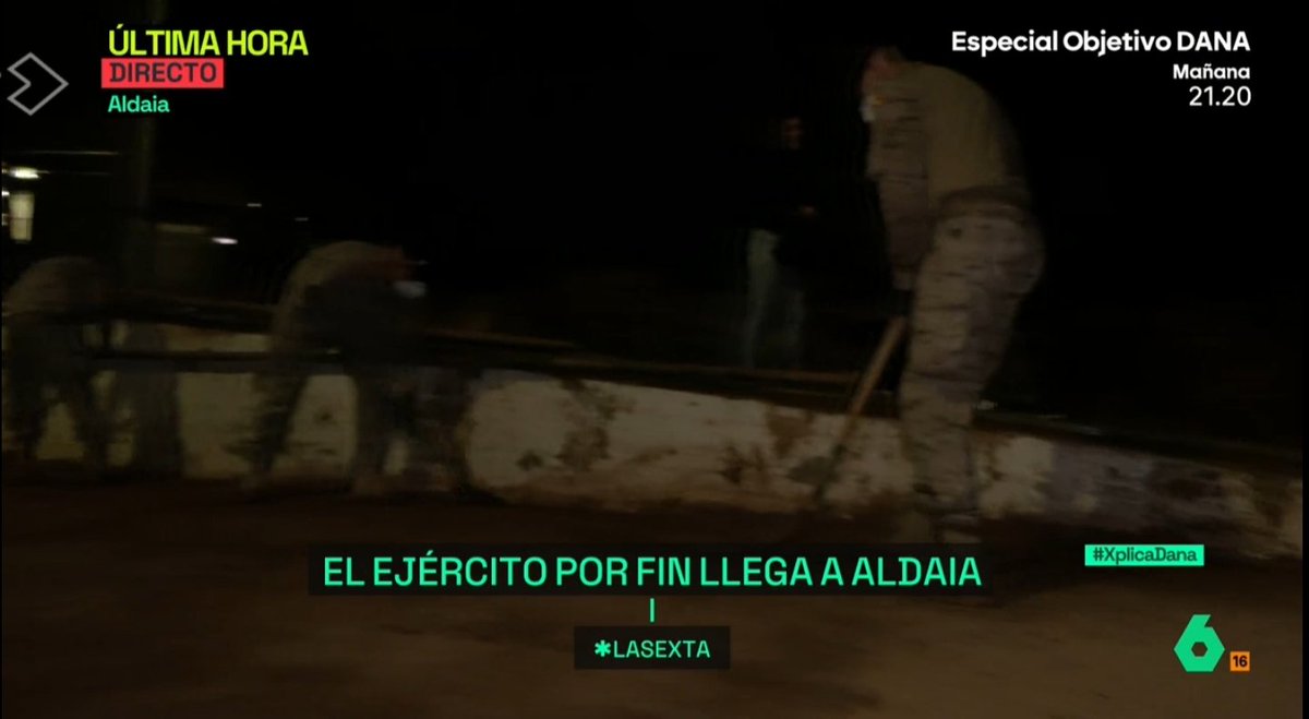 XaviArnou's tweet photo. Ahir varen arribar uns 10 militars de l'exèrcit de l'aire a Aldaia. Baixen del camió a les 12 de la nit i se fiquen a "netejar". A fosques. Baixen amb pales i com ja no hi ha fang on estan davant les càmeres de la tele s'escolta com rasquen el piso. I ben nets. A vore hui... https://t.co/XpaNtfkVtg