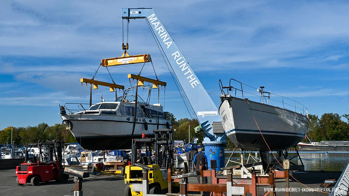 Der Winter naht anscheinend: Einige Schiffe in der Marina Rünthe werden aus dem Wasser gehoben und ins Winterlager verfrachtet. 

Und damit einen schönen Sonntag ins 🧡#Ruhrgebiet!
