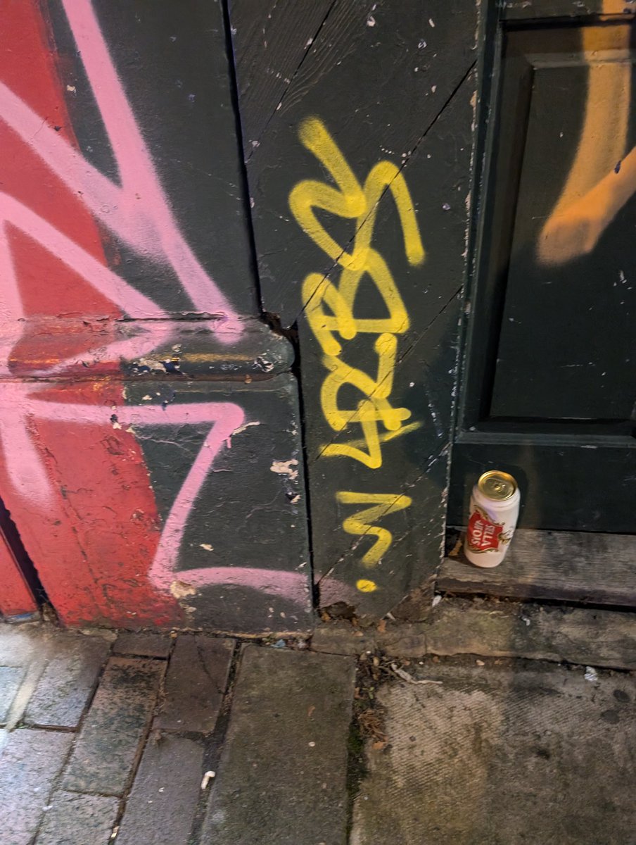 LondonHCblog's tweet photo. 122 New Cross Road.
#Whiteguy, #Ginger, #Beard, approx 5ft9, #Greencap #Bluecoat, #Greytrousers #whitesocks #blacktrainers
Do you recognise the tag? Do you know the tagger? #yelllowtag
@MPSLewisham @LewishamCouncil https://t.co/OB4F1Gn2UL