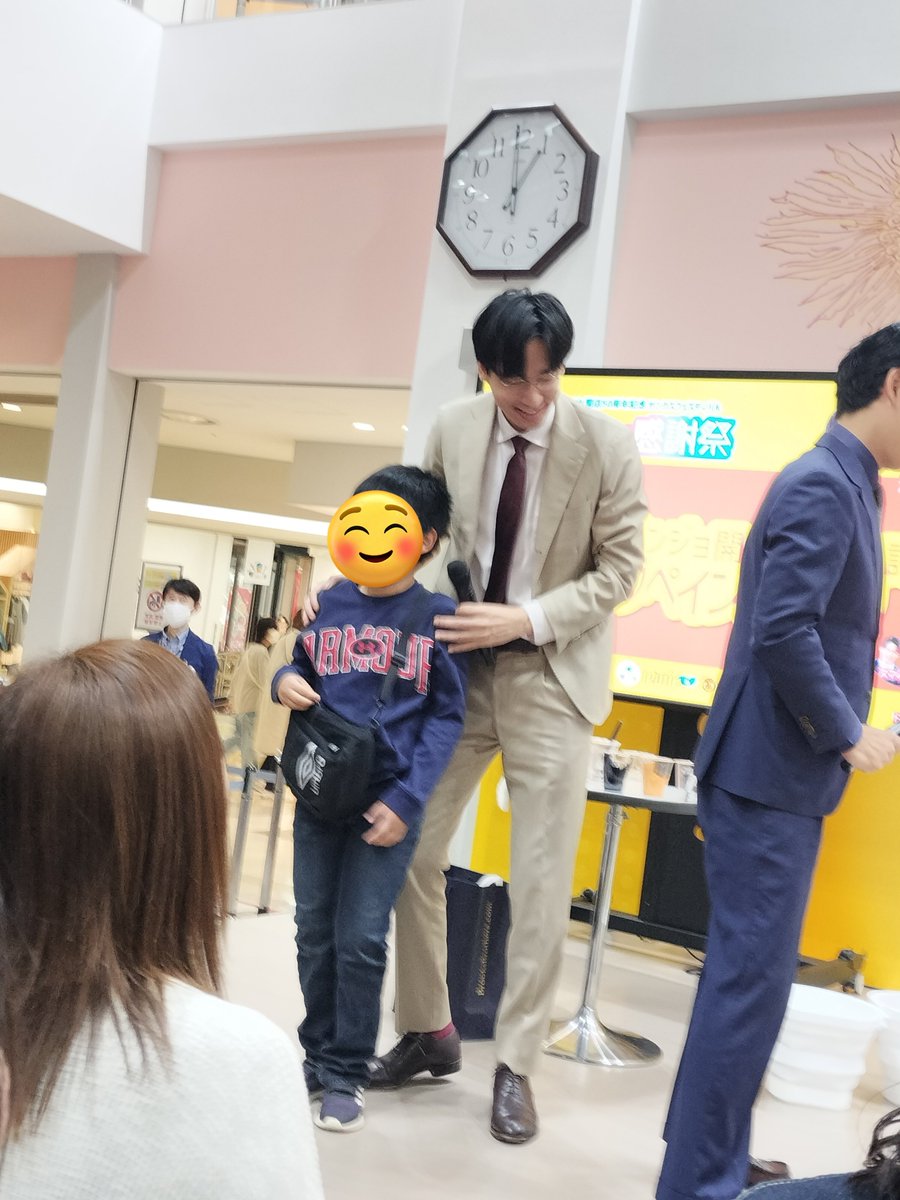 カベポ目当てで来たという男の子が身長186cmの男性に包みこまれる図