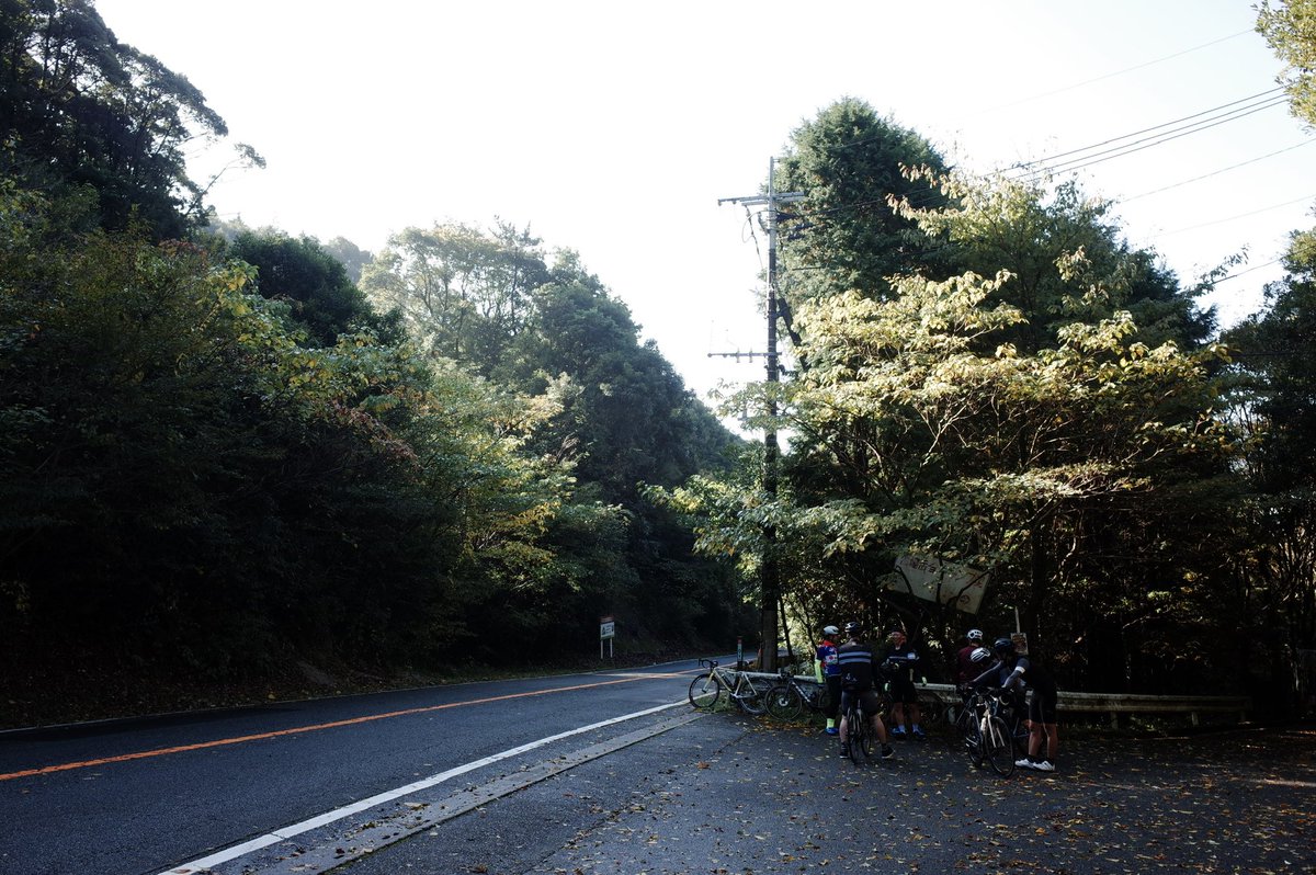 tsirosi's tweet photo. 今日は田中接骨院サイクリングの途中まで🚴‍♀️
ゆっくりしたペース(詐欺無し！)で身体に優しい😁
離脱後はソロで脊振山〜板屋峠経由で帰着。
すっかり季節が変わりましたね🍂
#giro #oakley #canyon #fizik #roval https://t.co/eg82KNca9X