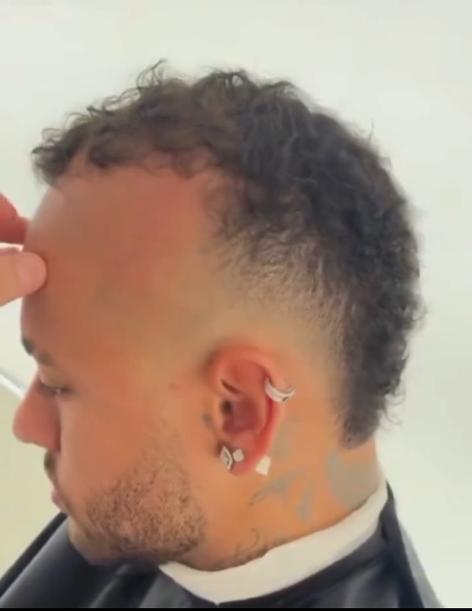 livesfoot's tweet photo. 🚨La nouvelle coiffure de Neymar Jr…. 😰

C’est fini les gars .. https://t.co/14319NOMBS