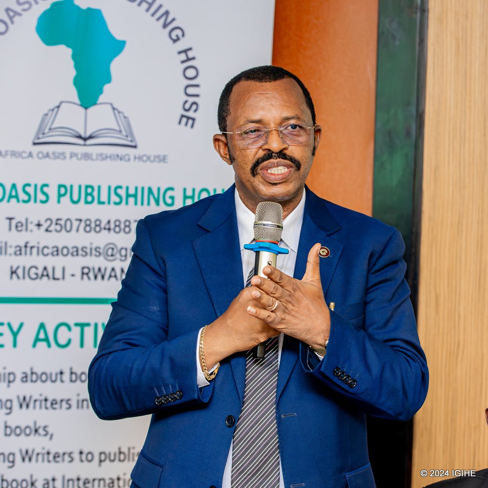 Ubwuzu, akamwenyu n'umunezero byari byose ubwo hamurikwaga igitabo "PRESIDENT PAUL KAGAME'S JOURNEY TO VICTORY, THE LEGACY OF LEADERSHIP" cya Bwana HATEGEKIMANA Richard.
Abakuru n'ababyiruka bishimiye kongera kuganira n'igitabo ku bigwi by'Umutoza w'Ikirenga