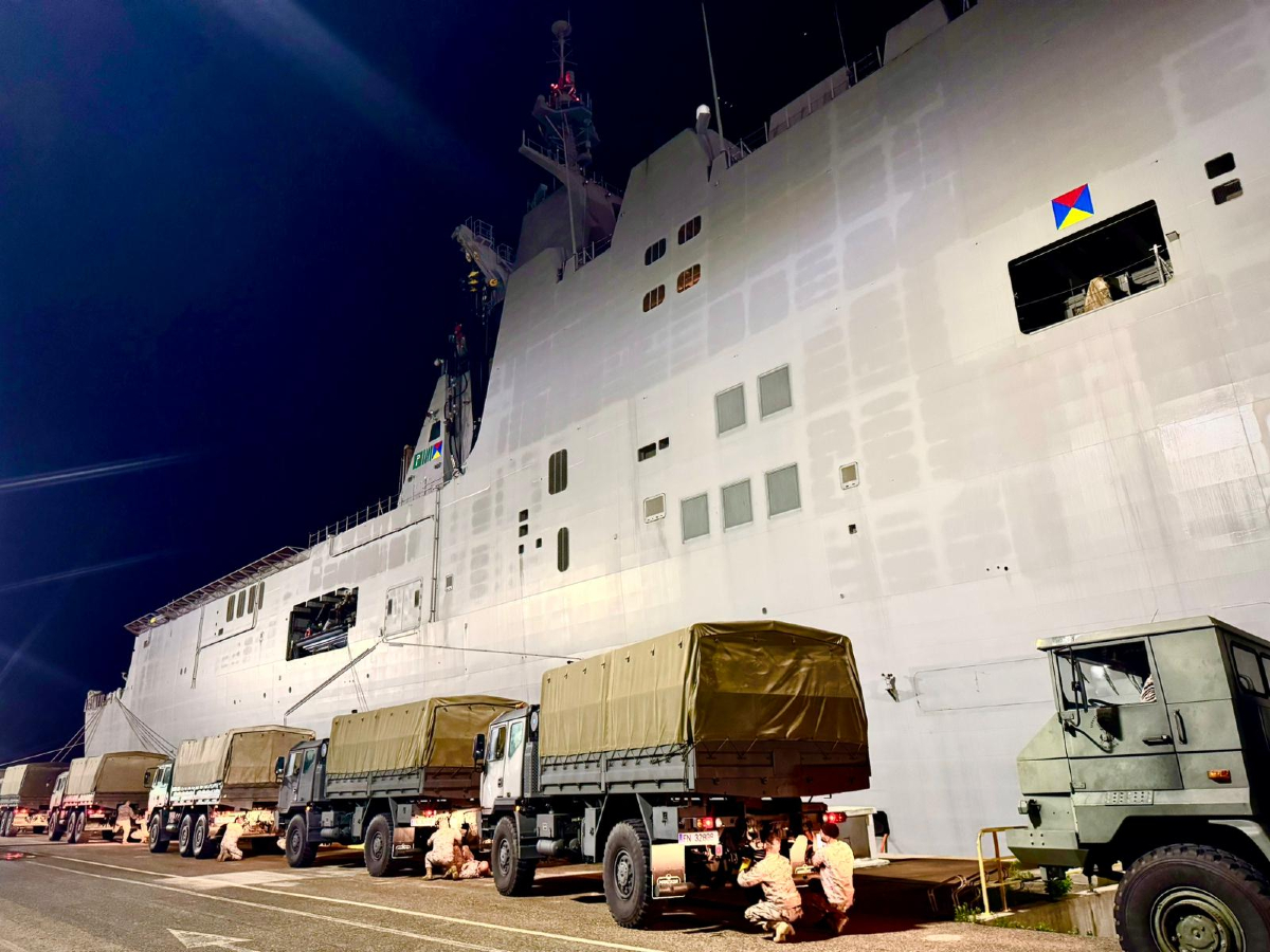 Armada_esp's tweet photo. Desde el viernes por la mañana, efectivos del #TercioArmada están llegando a la zona cero en #Valencia para realizar labores de desescombro y reparto de alimentos.
#SomosLaArmada🇪🇸⚓️ https://t.co/Fd3C06nTLe