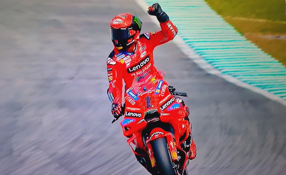 zHenjo99's tweet photo. il #MalaysianGP lo vince Pecco!

Il Mondiale quindi sarà deciso all'ultima gara.

#Martin arriva secondo a 2 secondi ma ha il titolo praticamente in tasca. 

#SkyMotori #3Novembre #Bagnaia https://t.co/KJhD1RcBL1