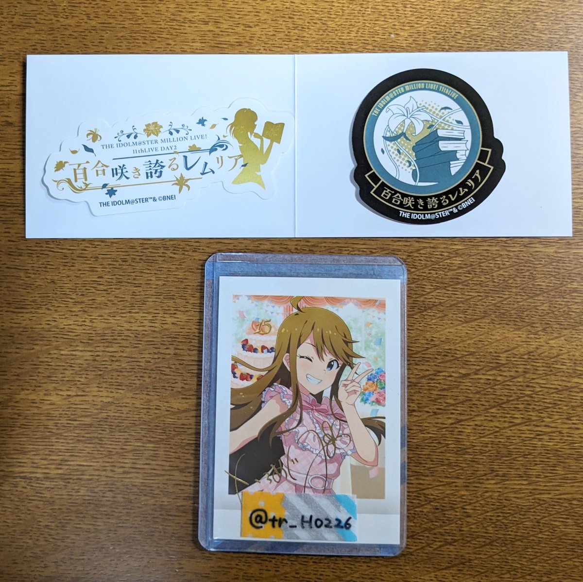 tr_H0226's tweet photo. 【交換】ミリオンライブ 11th ステッカー

譲）画像1枚目(day2 百合咲き誇るレムリア)
求）画像2枚目💕(ライブロゴ、day1 Atelier ROCOMOTION!!)

Day1現地手渡しのみ
お気軽にお声掛けください https://t.co/cqukVBlDFy