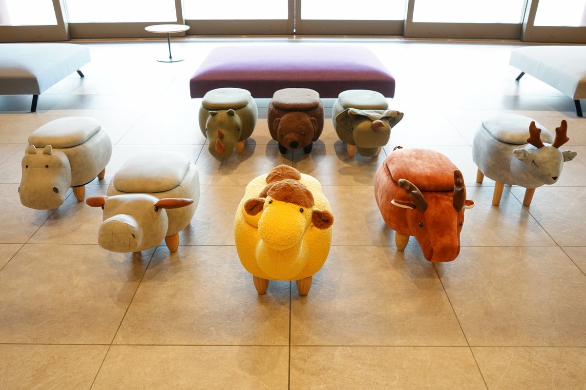iskw_pref_lib's tweet photo. ＊屋内広場に新しいお友達が＊

屋内広場で活躍中の動物たちですが、新たに5選手が加入しました。
カバ、バッファロー、ラクダ、トナカイ、シカの皆さんです。80キロまでしか乗せられないそうですので、よろしくお願いいたします。
やさしくしてね。 https://t.co/mUdb0aMKgg