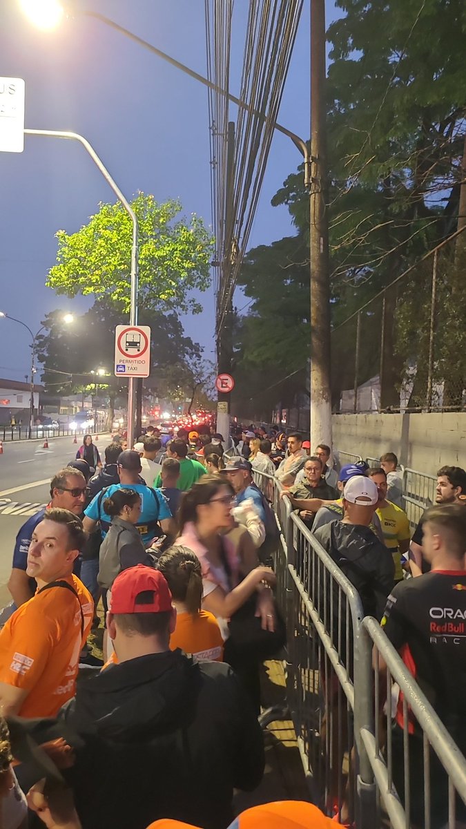 cevalesi's tweet photo. Cinco da manhã de domingo. Chegamos na fila, que já foi até o portão L e voltou.
#EuOvoAutoRadio | #F1noBP | #F1 | #BrazilP https://t.co/nIfId1C6vz