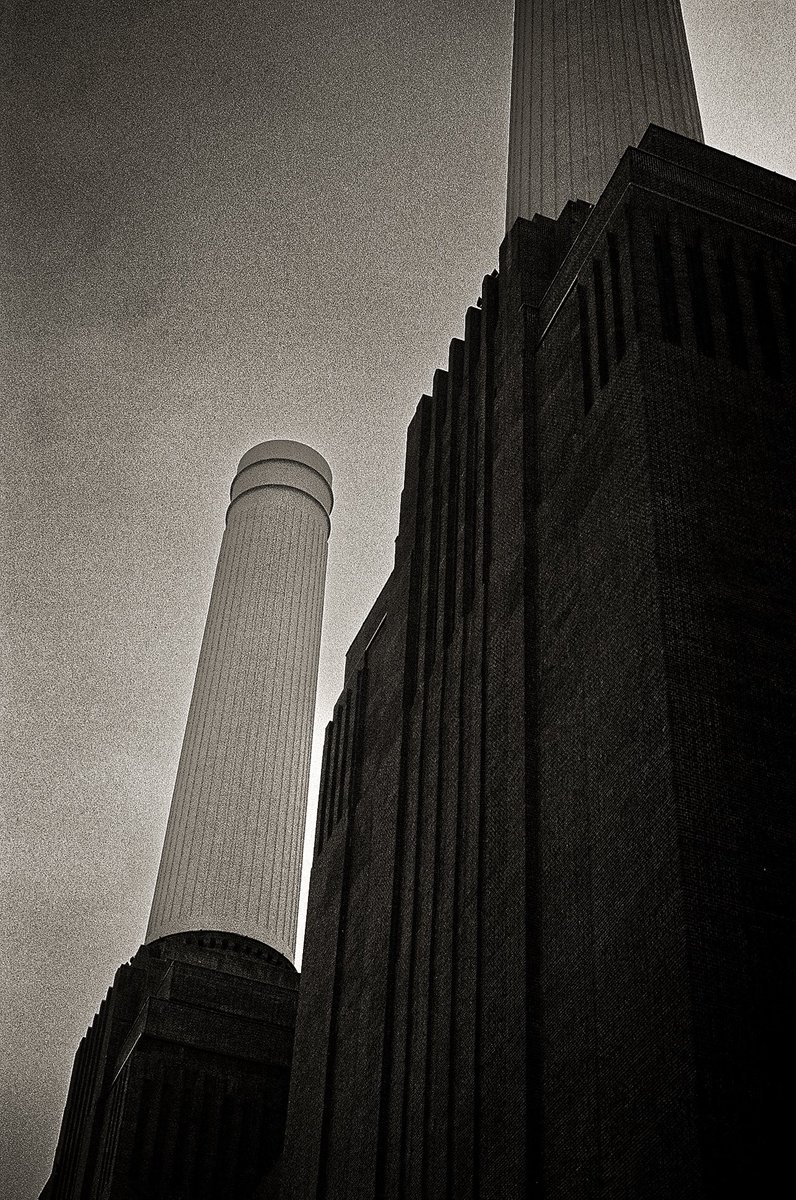 London_W4's tweet photo. One more from my film camera. Somewhere in London if I remember rightly. 
Leica R4 and Ilford HP5 https://t.co/7RF6wCHEcx