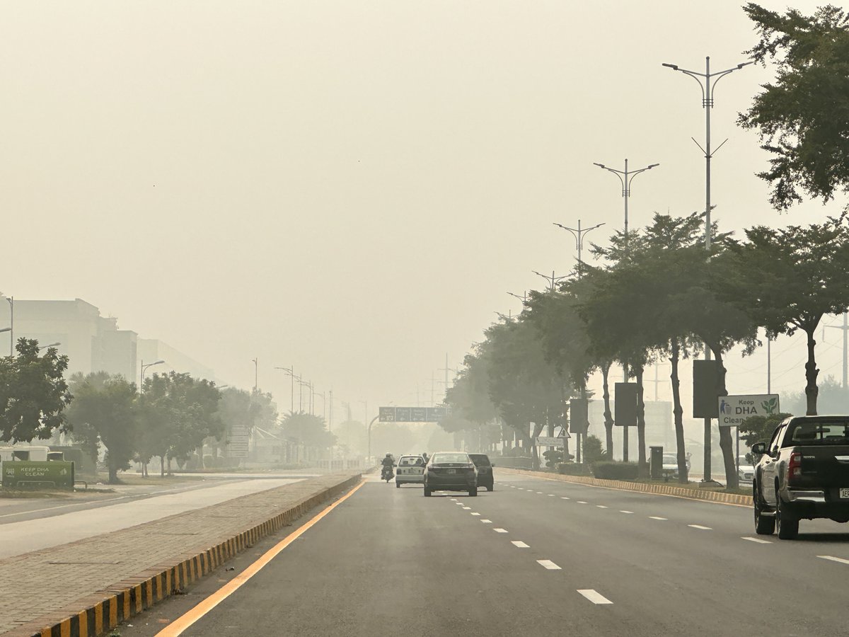 thelahorewala's tweet photo. What #Lahore’s airpocalypse looks like — 12 noon on a Sunday. The #AirQuality is ‘Beyond Index’. At least 15 million people breathing this air. This is what complete government failure looks like. 😷☠️ https://t.co/jtvOk2SyjQ