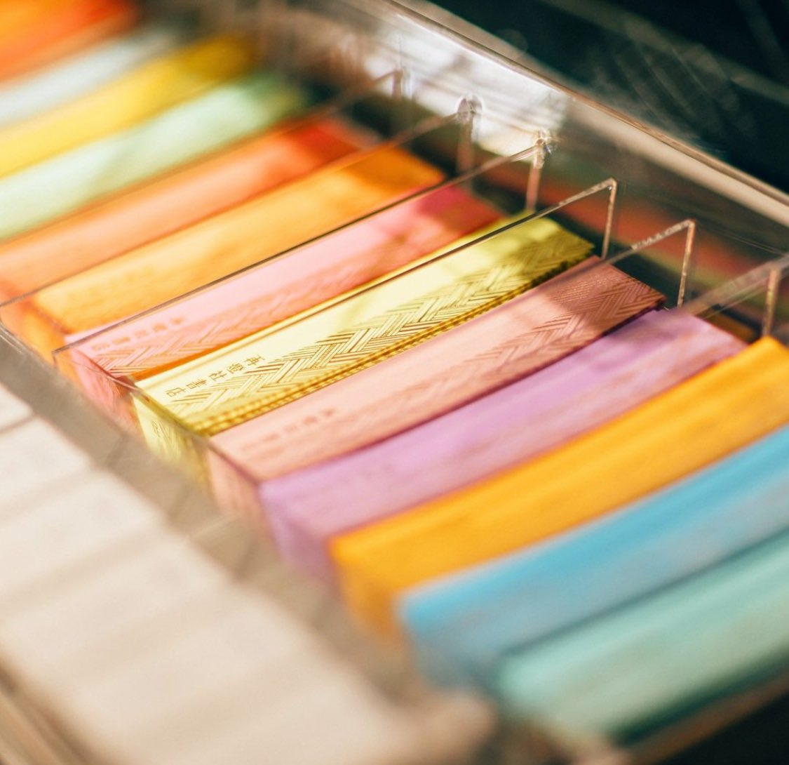 再燈社書店ではお買い上げ1000円毎に、日本の特徴のある紙に箔押し加工を行った栞を差し上げています

同じ白色の紙でも、月のクレーターやチェック柄のエンボスが入っているものなど様々な特徴がある面白い紙を揃えております

色紙は書籍の見返しにも使用される用紙を使用し、20色で展開しております