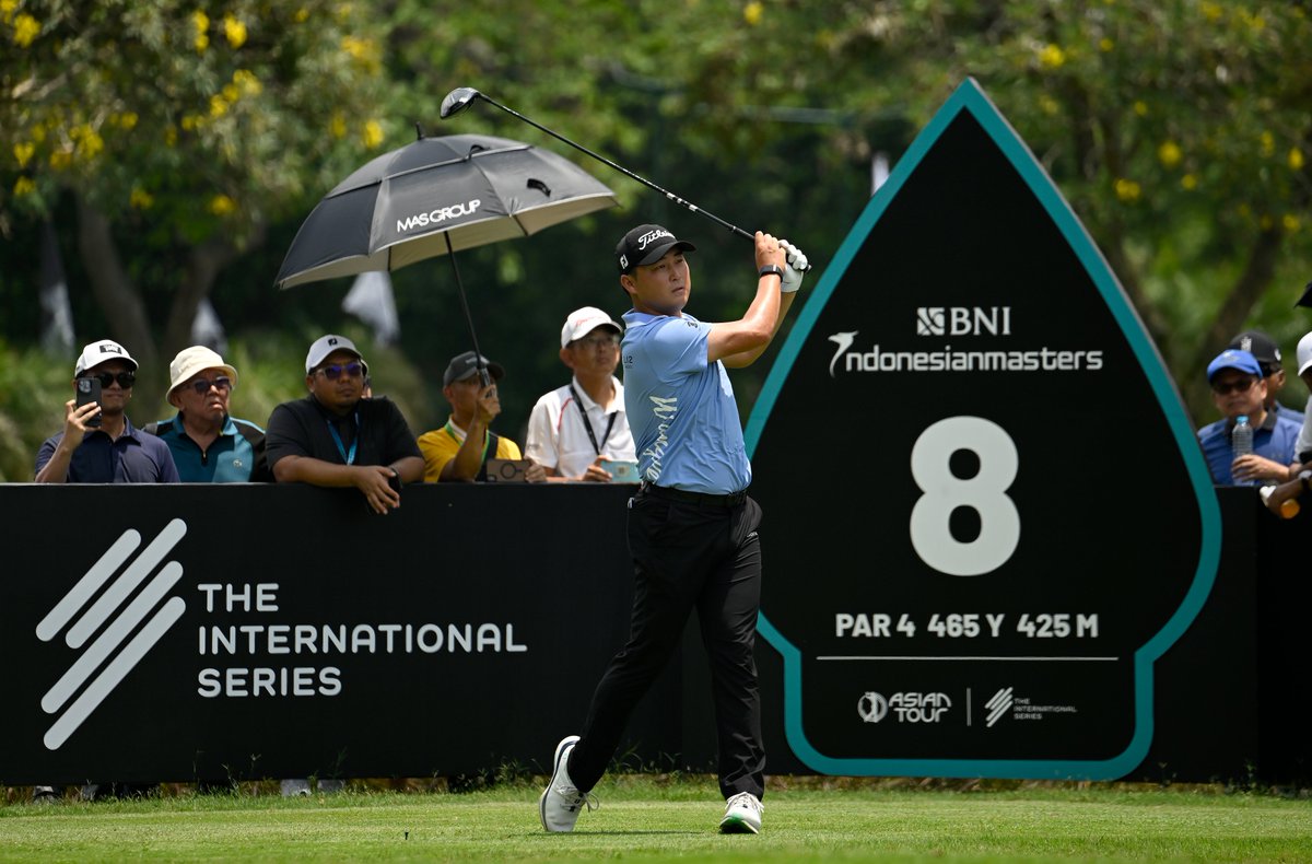 asiantourgolf's tweet photo. Richard T. Lee stumbled with a double-bogey on 16 and is now leading by four heading into the last two holes at the BNI Indonesian Masters.
https://t.co/QQChqRrghk #BNIIM2024 #IndoMasters #InternationalSeries #ThisISEverything #TimeToRise https://t.co/Yfc8QoNv1n