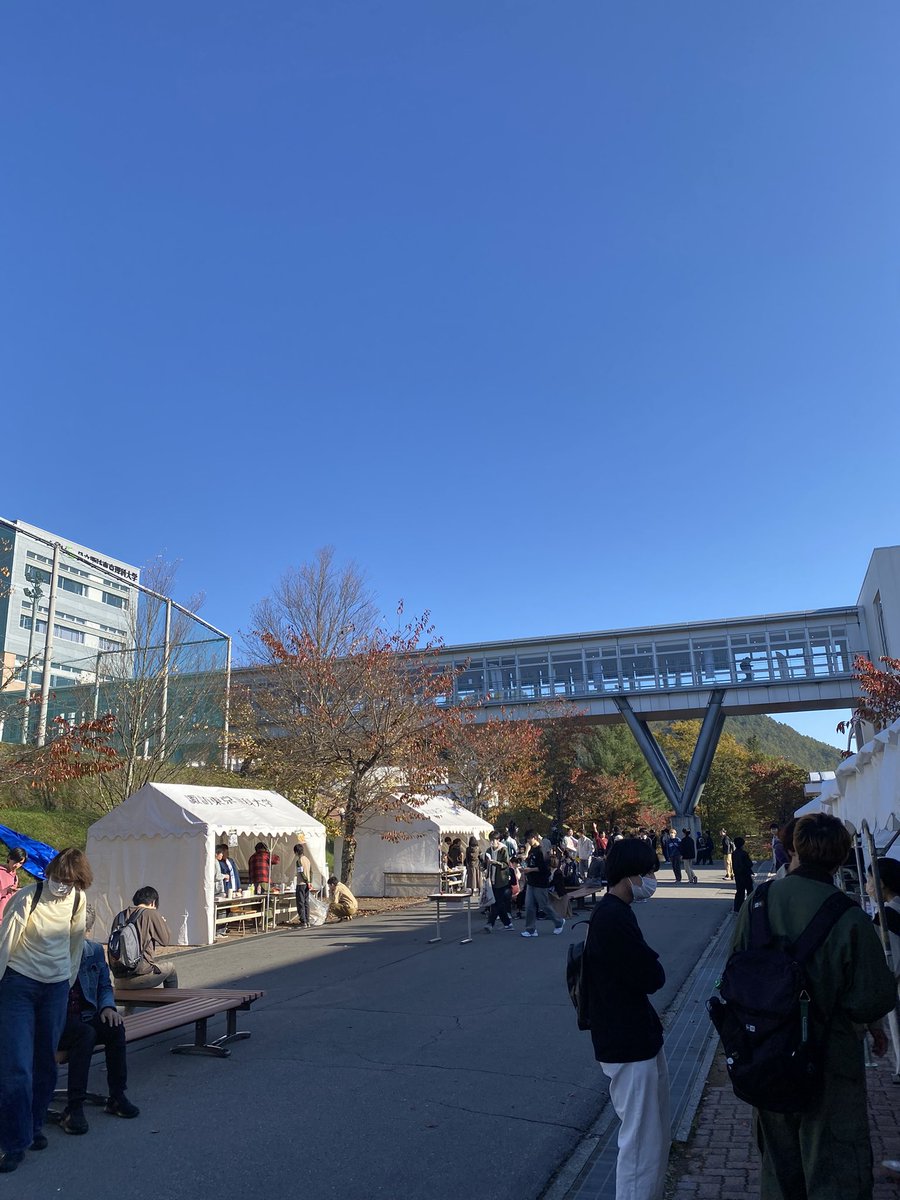 recsw_obog's tweet photo. 諏訪理科 新風祭参加！
わが母校、青空が味方してくれました！みなさんの願いが届きました！ありがとうございました(_ _)
ゲスト企画もステージも展示も大盛り上がり！
いよいよクライマックス、花火大会！
お近くの方はぜひご覧ください！
詳細→@shinpusai https://t.co/ZKMPiA6dgD
