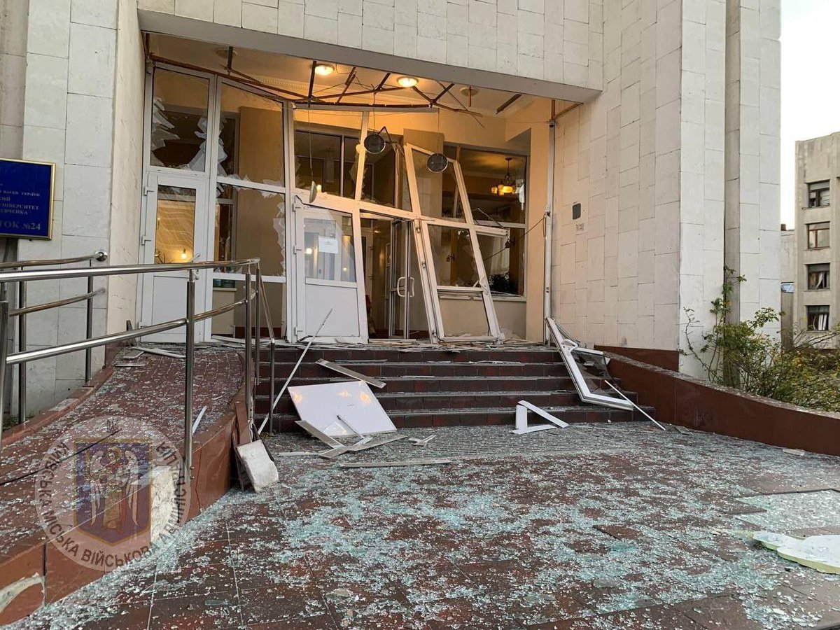 Questa notte l’allarme aereo a Kyiv è durato 5 ore e mezzo.
Schegge di droni sono cadute nei quartieri Shevchenko e Holosiv

Pensate se dovessero vivere in questa angoscia Roma, Berlino, Parigi.