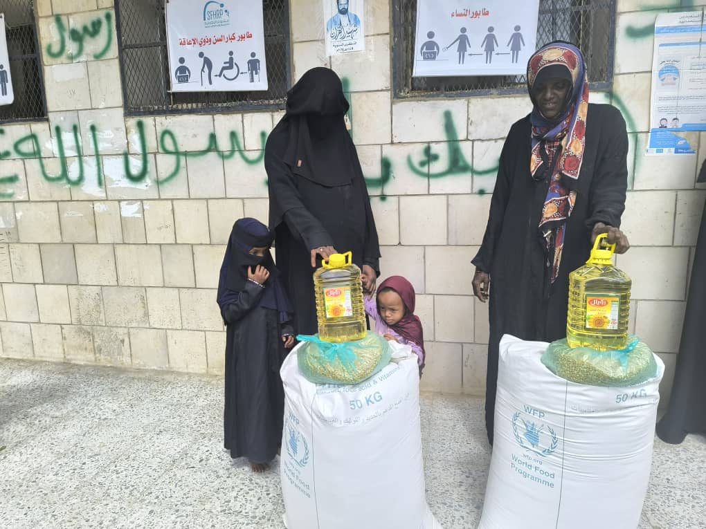 sfhrp's tweet photo. البدء بتوزيع مساعدات غذائية ل123567 أسرة عبرمشروع التغذيةالمدرسيةوالاغاثةالانسانية@SFHRPبالشراكة مع برنامج الأغذيةالعالمي@WFPyemen للمساهمة في تخفيف معاناة الاسر المتضررة والنازحة
#اليمن_لاينتظر https://t.co/uv0UxuBymH